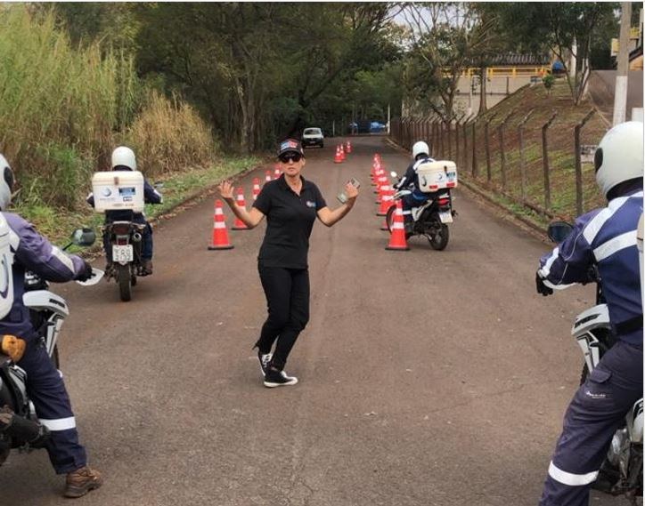 Márcia Reis a conduzir um exercício com motociclistas num percurso de cones